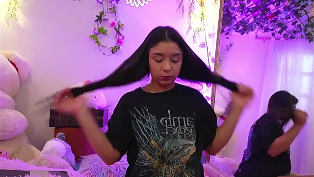 ISA NIXON online show from November 27, 8:33 pm