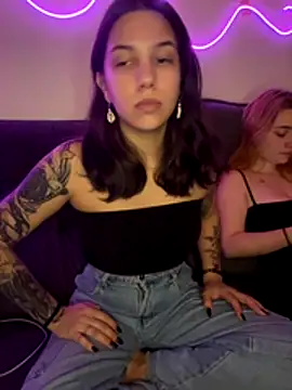 Snapshot of Hannahinfame chatting on November 20, 5:07 am Hannahinfame online show from November 20, 5:07 am