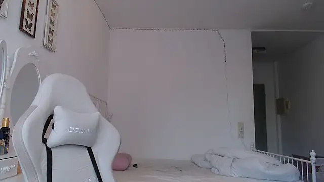 bellefleurrr online show from March 26, 7:03 am