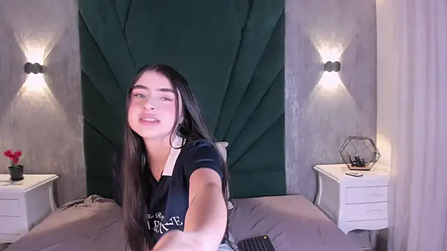 EmiliClarke online show from April 7, 11:32 am