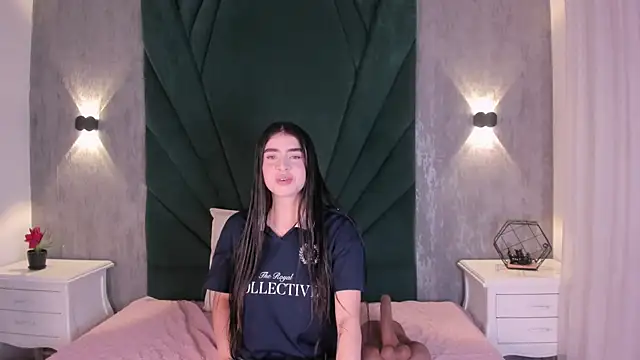 EmiliClarke online show from April 15, 11:28 am