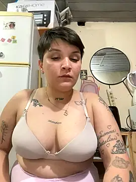 Snapshot of leti302 chatting on October 31, 5:08 am leti302 online show from October 31, 5:08 am