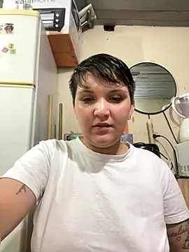 Snapshot of leti302 chatting on October 31, 8:21 pm leti302 online show from October 31, 8:21 pm