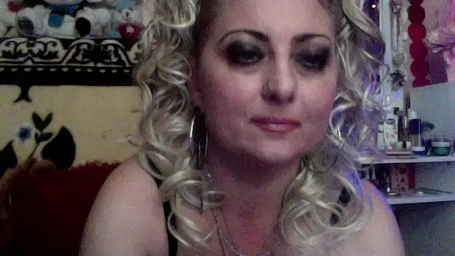 xHot Amazonq online show from December 5, 5:53 pm