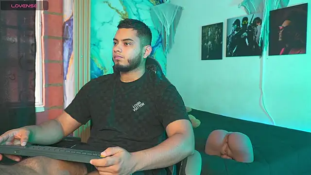 Tiler wolker online show from November 3, 7:15 pm