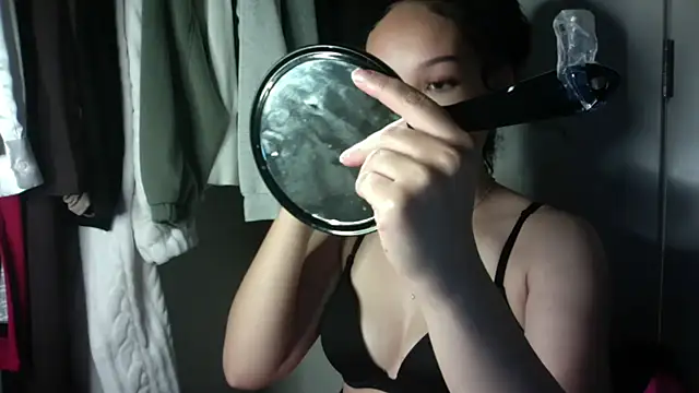 nikkiloveee online show from December 15, 5:55 am