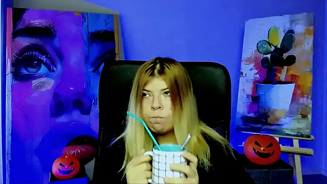 Snapshot of EvaDarc chatting on October 28, 7:56 am EvaDarc online show from October 28, 7:56 am