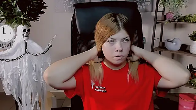 Snapshot of EvaDarc chatting on October 29, 11:45 am EvaDarc online show from October 29, 11:45 am