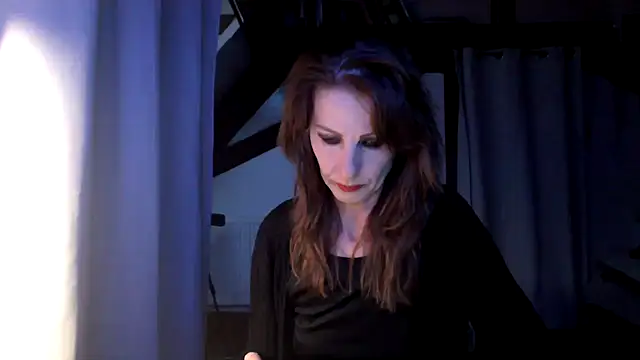 MissDyannis online show from April 13, 6:02 pm