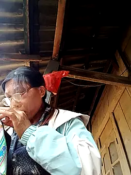 bella-la online show from November 27, 8:38 am