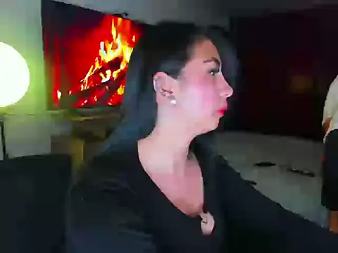 Snapshot of wolf_tatto_couple chatting on October 29, 10:33 pm wolf tatto couple online show from October 29, 10:33 pm