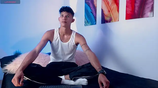 KamiSuarez online show from April 11, 6:45 pm