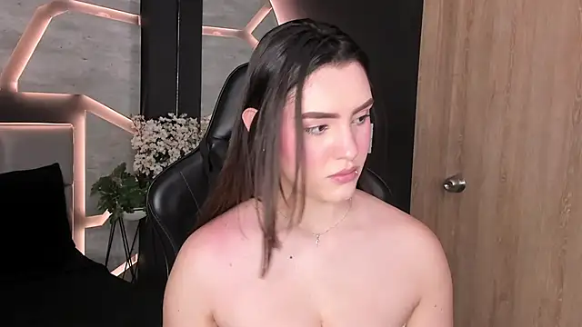 DakotaRussell  online show from April 29, 8:04 pm