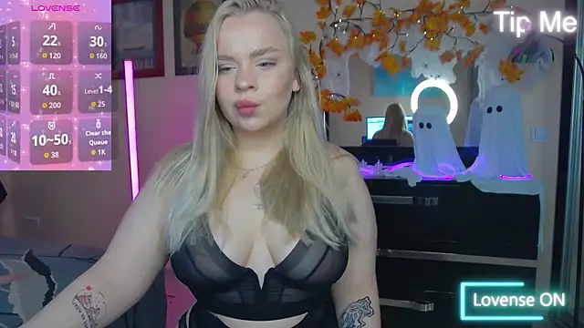 LisaCandy1 online show from October 31, 8:04 am