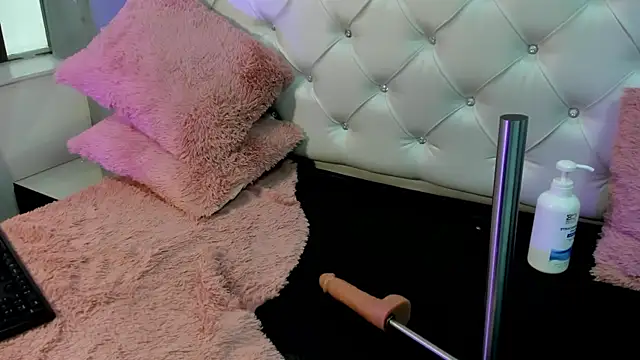 Cristinawhite online show from December 1, 8:03 pm