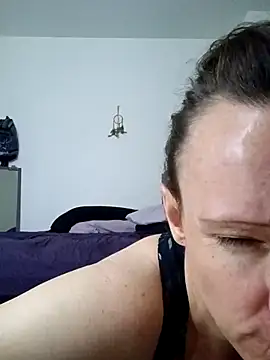 Karebearz1 online show from April 15, 11:50 am