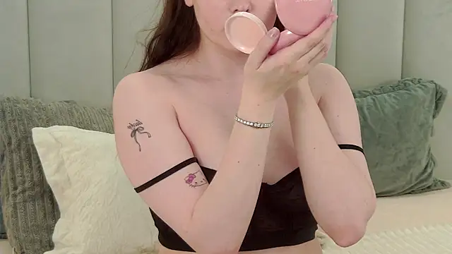 VickiBanx online show from February 6, 4:50 am