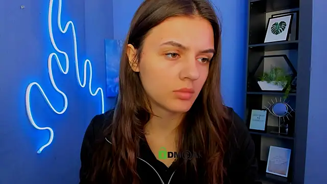lisa dark  online show from June 15, 9:55 am