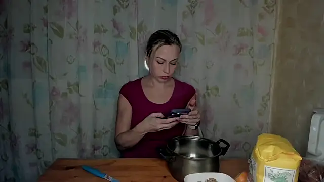 Snapshot of Elle_Milfa chatting on April 10, 6:56 pm Elle Milfa online show from April 10, 6:56 pm