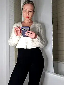 Snapshot of Elle_Milfa chatting on April 21, 9:50 pm Elle Milfa online show from April 21, 9:50 pm