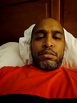 Snapshot of TraddyZaddy chatting on October 30, 3:19 am TraddyZaddy online show from October 30, 3:19 am