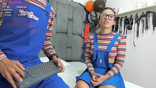 Snapshot of DamianandEva chatting on October 31, 1:12 pm DamianandEva online show from October 31, 1:12 pm