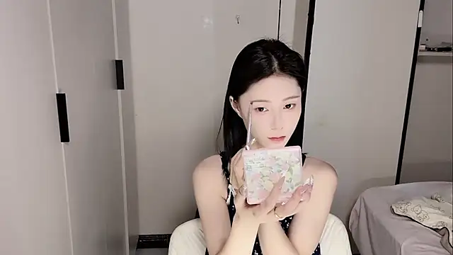 Snapshot of yuyu-33 chatting on May 9, 5:12 am yuyu-33 online show from May 9, 5:12 am