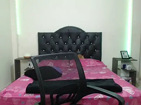 Snapshot of Girlbigtits chatting on November 20, 3:07 am Girlbigtits online show from November 20, 3:07 am