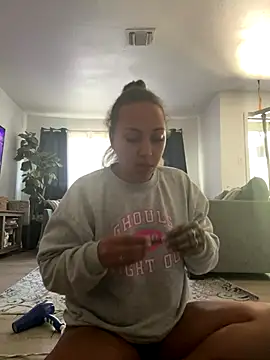 Snapshot of prettylildes chatting on November 5, 5:24 pm prettylildes online show from November 5, 5:24 pm