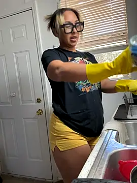 Snapshot of prettylildes chatting on November 9, 9:13 pm prettylildes online show from November 9, 9:13 pm