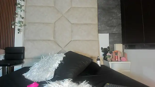 Liia Leens online show from February 17, 3:36 am