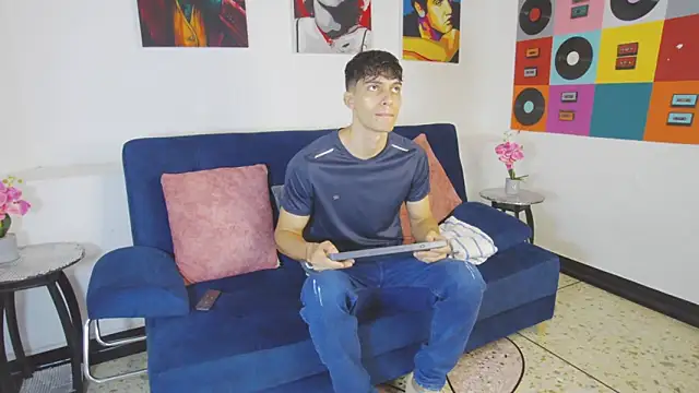 AlessioVitale online show from November 22, 12:04 pm