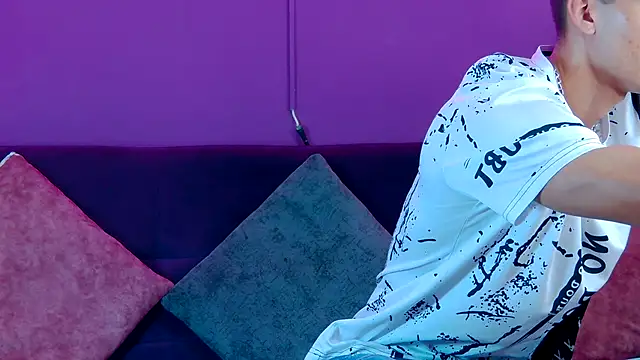 AlessioVitale online show from November 30, 1:37 pm