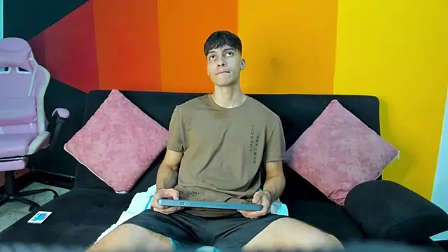 AlessioVitale online show from December 4, 12:03 pm