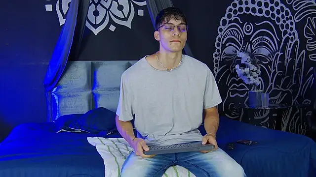 AlessioVitale online show from December 17, 12:11 pm