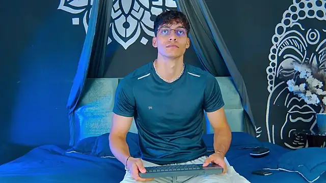 AlessioVitale online show from December 21, 1:29 pm