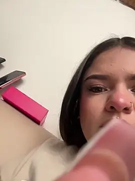 Snapshot of Camila_Duarte_ chatting on November 8, 1:33 pm Camila Duarte online show from November 8, 1:33 pm