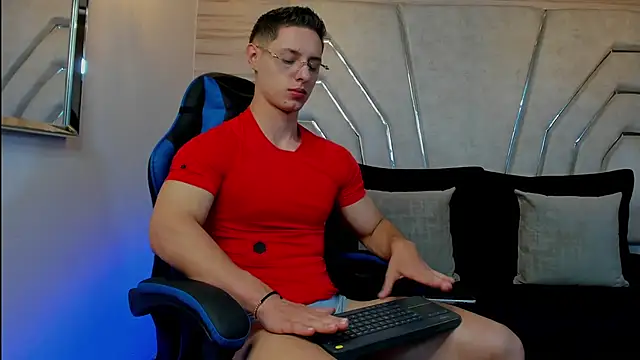 MAXTHOMSON online show from February 6, 1:43 am