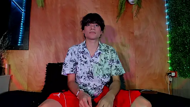 Leo Glow online show from March 20, 11:20 pm