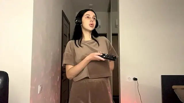 Snapshot of EliseBonser chatting on November 3, 6:53 pm EliseBonser online show from November 3, 6:53 pm