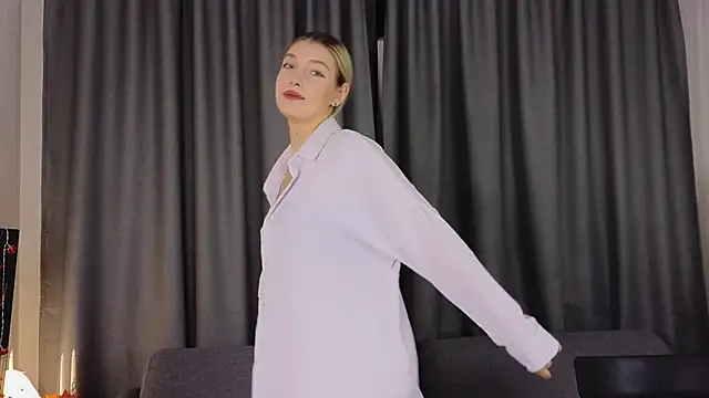 Snapshot of BlushVenom chatting on November 11, 3:23 pm BlushVenom online show from November 11, 3:23 pm