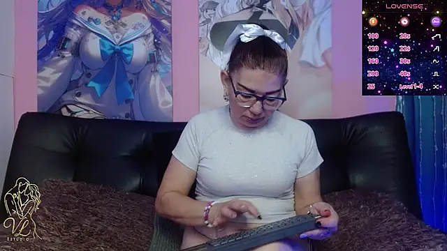 Snapshot of ESTEFANIA_344 chatting on June 18, 4:11 pm ESTEFANIA 344 online show from June 18, 4:11 pm
