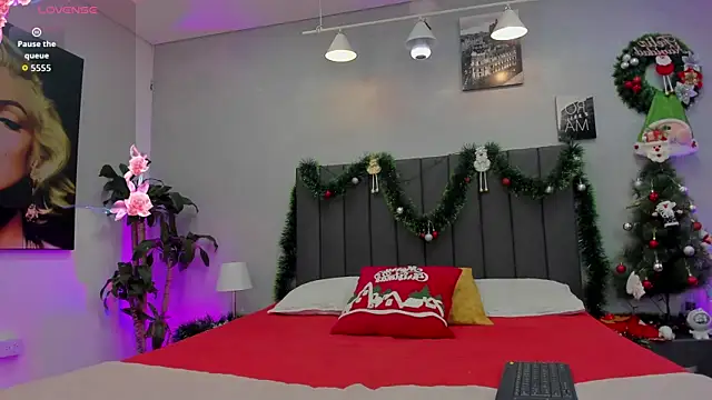 maddy  moon online show from December 18, 3:56 am