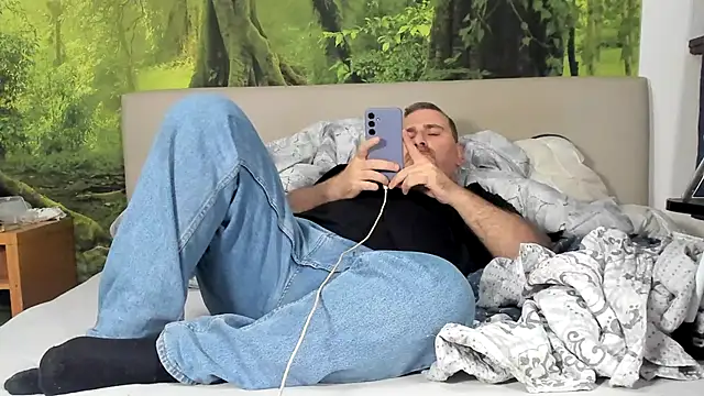 Snapshot of chubbydaddybear82 chatting on November 17, 1:11 am chubbydaddybear82 online show from November 17, 1:11 am