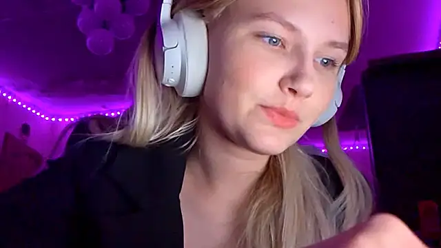 KarinRobertson online show from December 1, 6:35 pm