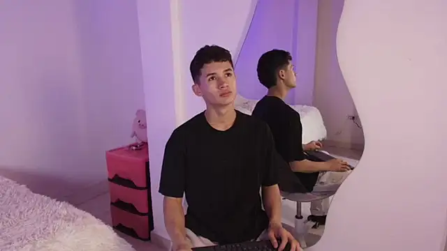 Snapshot of Eiden_Blake chatting on December 3, 11:47 pm Eiden Blake online show from December 3, 11:47 pm