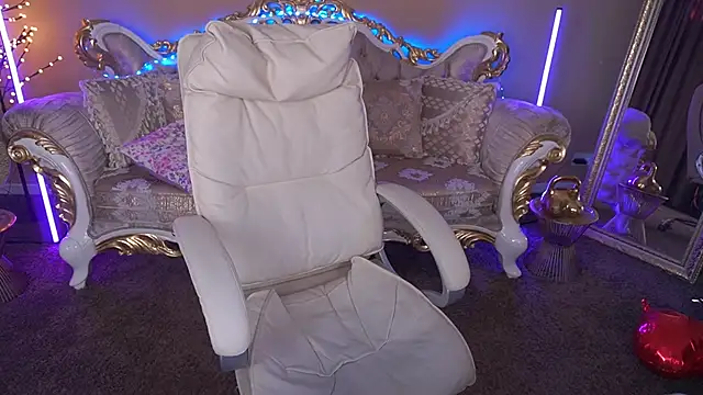 Snapshot of AmiraGoldd chatting on February 10, 2:21 pm AmiraGoldd online show from February 10, 2:21 pm