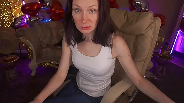 Snapshot of AmiraGoldd chatting on February 16, 2:18 am AmiraGoldd online show from February 16, 2:18 am