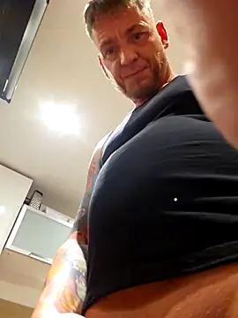 Snapshot of tom_tom83 chatting on February 11, 10:48 pm tom tom83 online show from February 11, 10:48 pm