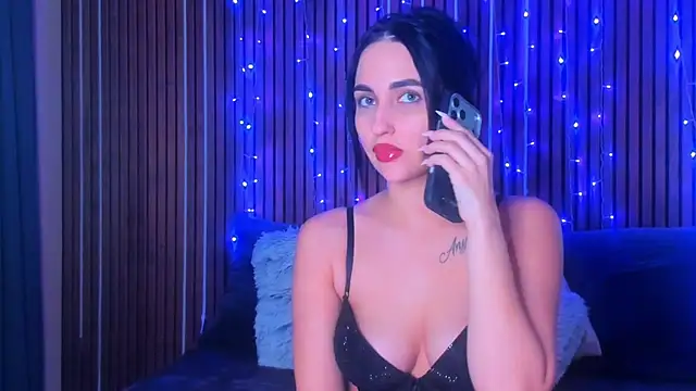 Snapshot of CamillaParis25 chatting on December 22, 5:43 pm CamillaParis25 online show from December 22, 5:43 pm